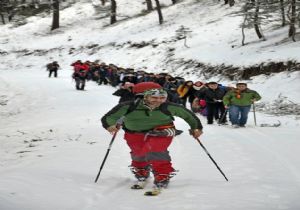 Uzundere’de Dağcılar’dan kış yürüyüşü